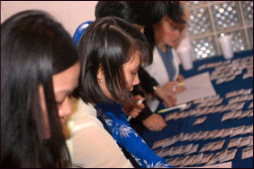 El 11 de febrero de 2004, la FDIC lanzó oficialmente Money Smart en una ceremonia realizada en un restaurante vietnamita en Falls Church, VA, en las afueras de Washington, DC. También se realizaron ceremonias en Westminster, el Little Saigon de CA y en Houston, TX.
 (Foto: James Kegley)
