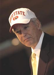 En reconocimiento al Presidente Oxley, el Presidente Powell (admirador acérrimo de Texas A) se pone una gorra de baseball de la universidad del Presidente Oxley. (Foto: W.W. Reid)
