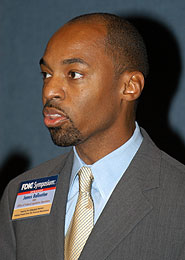 Actuó como moderador del Panel Tres James Ballentine, Gerente de Desarrollo Comunitario de la Asociación de Banqueros de EE.UU. (Foto: W.W. Reid)