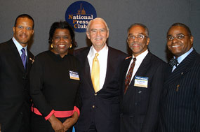 De izquierda a derecha: John Bryant, Donna Gambrell, Don Powell, J. Otis Smith, y Kelvin Boston al finalizar el simposio. (Foto: W.W. Reid)