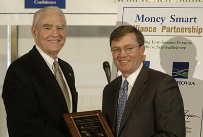 El presidente de la mesa directiva de la FDIC, Don Powell (izquierda); y el CEO de Wachovia Corporation Ken Thompson (derecha) anunciando la asociación entre FDIC y Wachovia en el programa de alianzas Money Smart. 