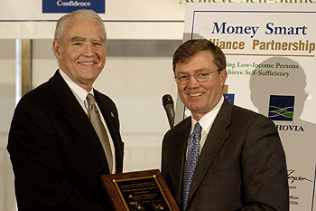 El Presidente de la mesa directiva de la FDIC, Don Powell (izquierda) y el CEO de Wachovia, Ken Thompson (derecha) anuncian la asociación entre la FDIC y Wachovia en el programa de alianzas Money Smart