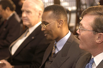 (de derecha a izquierda) CEO de Wachovia, Ken Thompson; Rev. Claude R. Alexander, Jr. de University Park Baptist Church de Charlotte, NC; y el presidente de la mesa directiva de la FDIC, Don Powell, escuchando las presentaciones.