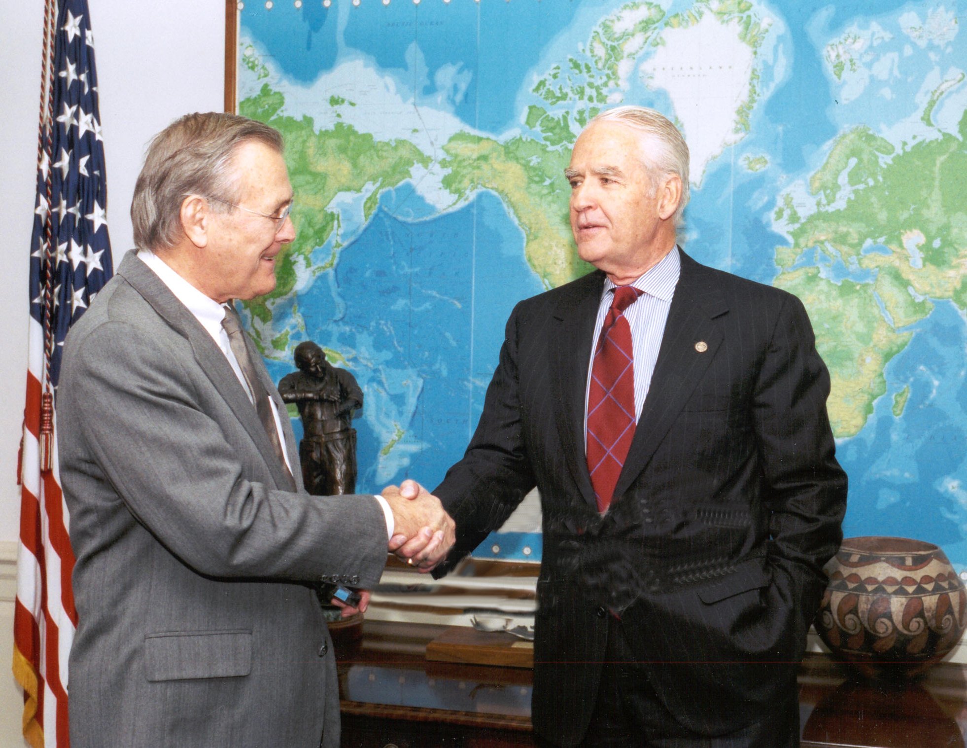 El Secretario de Defensa Donald Rumsfeld (izquierda) y el presidente de la mesa directiva de la FDIC, Don Powell (derecha). El Departamento de Defensa es el socio más reciente de la FDIC en el programa de alianzas Money Smart.