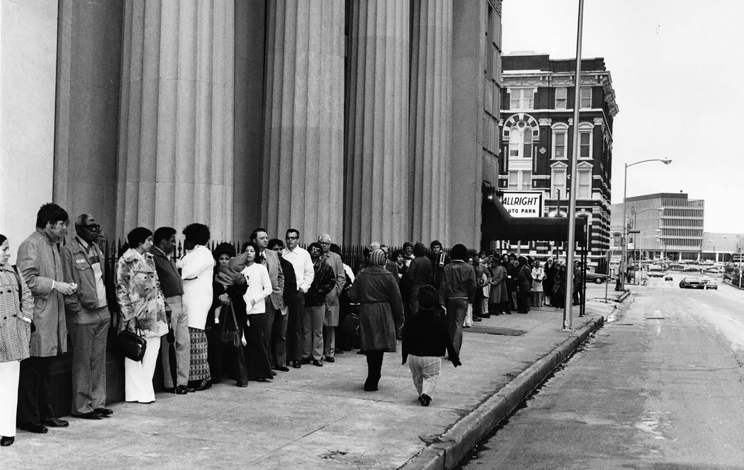 People lined up in front of a Franklin National Bank