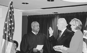 Photo (left): At a ceremonial swearing-in on October 19, 2001, U.S. Supreme Court Justice Clarence Thomas (left) administers the oath of office to Donald E. Powell, the FDIC’s 18th Chairman, as Twanna Powell holds the Bible for her husband. Chairman Powell was officially sworn in on August 29, 2001.