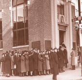 Picture of lines at a bank closing circa 1935