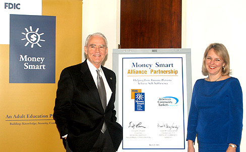 Don Powell, Presidente de la mesa directiva de la FDIC, y Diana Casey Landry, Presidente y CEO de ACB, en la ceremonia de firma realizada en la sede central de la FDIC en Washington, DC.