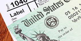 Cheque de reembolso del IRS sobre un formulario de impuestos 1040